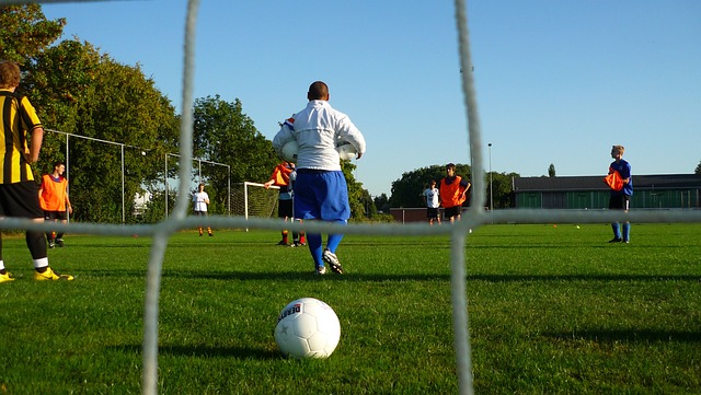 NBA常规赛 波杰姆斯基27+6+5 库里巴特勒三节打卡 勇士42分大胜马刺.